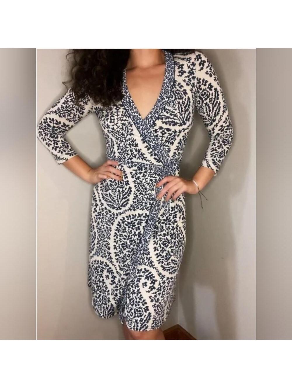 BCBGMAXAZARIA xs blue & cream stretchy wrap dress